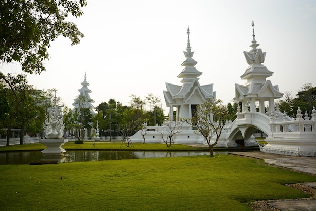 タイのチェンライにある白い寺院ワットロンクンの美しい景色