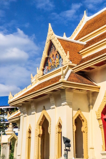 Прекрасный вид на храм Ват Траймит, расположенный в Бангкоке, Таиланд