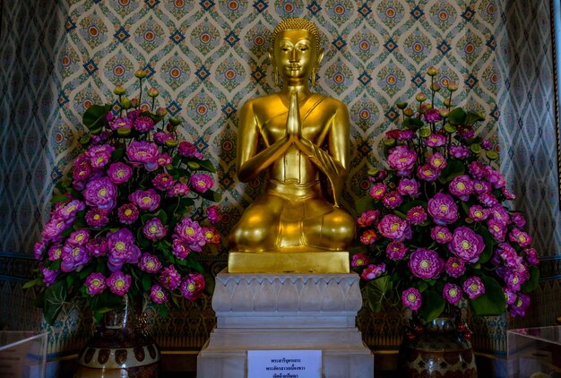 Foto una bella vista del tempio di wat traimit situato nella chinatown di bangkok in thailandia