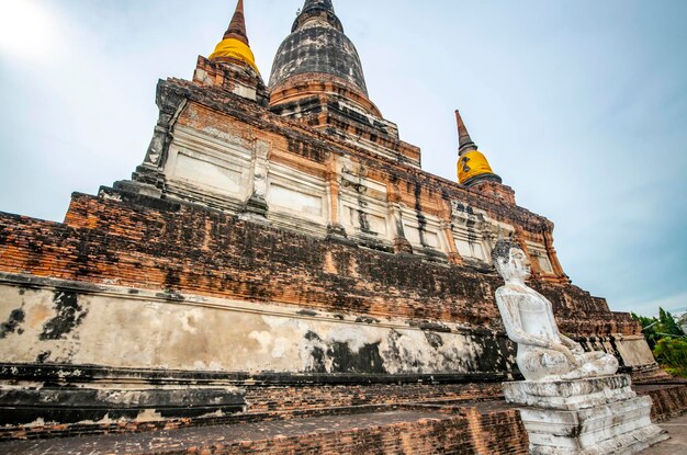 タイのアユタヤにあるワットヤイチャイモンコン寺院の美しい景色