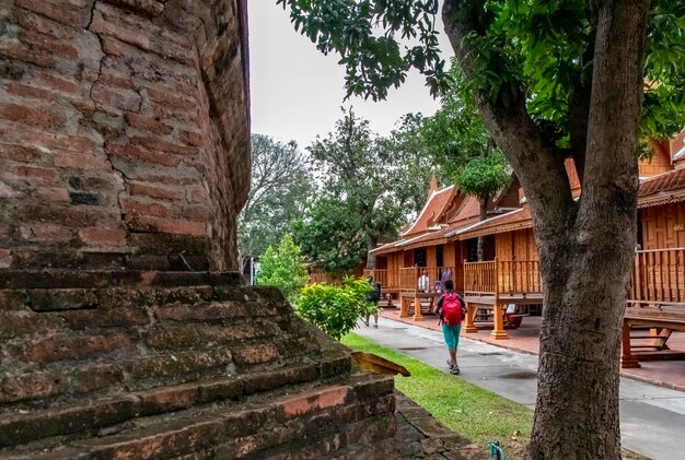 タイのアユタヤにあるワットヤイチャイモンコン寺院の美しい景色