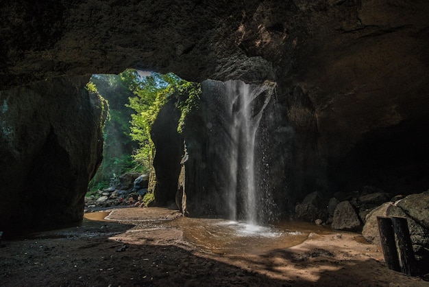 Una bella vista della cascata a bali indonesia