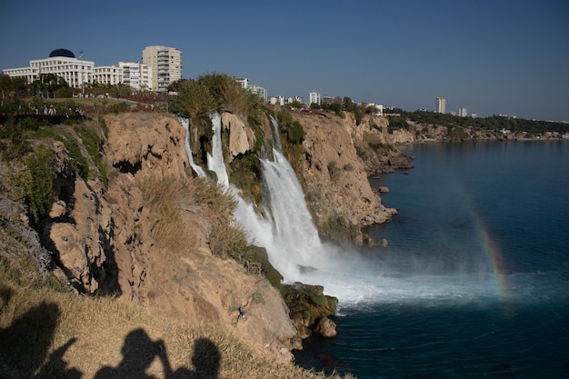 Красивый вид на водопад, впадающий в море