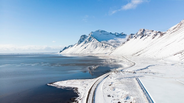 アイスランドの雪をかぶった山の美しい景色と冬の風景。