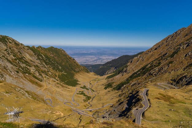 山ルーマニアの道のある美しい景色