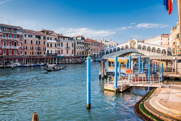Прекрасный вид на всемирно известный канал Гранде и мост Риальто в Венеции, Италия.