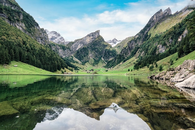 スイスのアペンツェルにある夏のアルプシュタイン山脈に映るシーアルプシー山の湖の美しい眺め