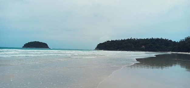 Foto splendide vedute della spiaggia di kata a phuket, thailandia