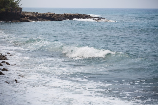 晴れた夏の日の海の波の美しい景色は海を悩ませました