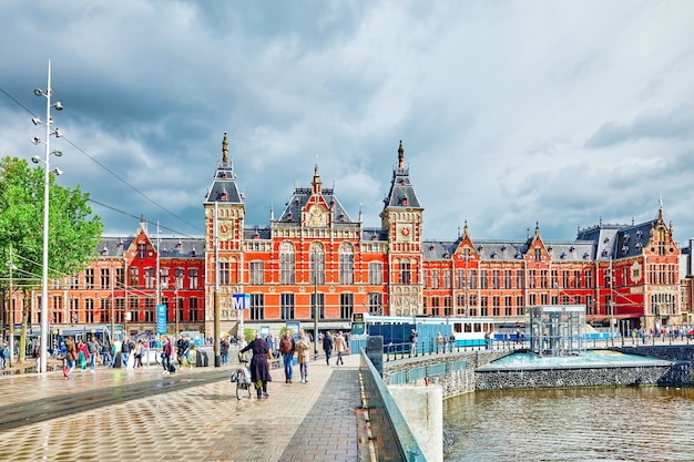 Photo beautiful views of the streets ancient buildings people embankments of amsterdam