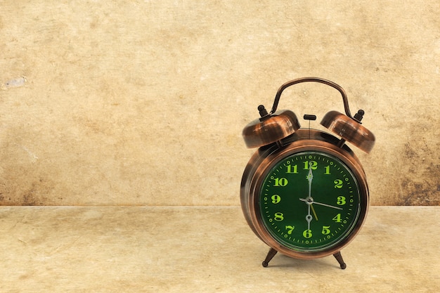 Photo beautiful vintage clock with green screen