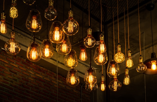 Photo beautiful vintage luxury light bulb hanging decor glowing in dark.