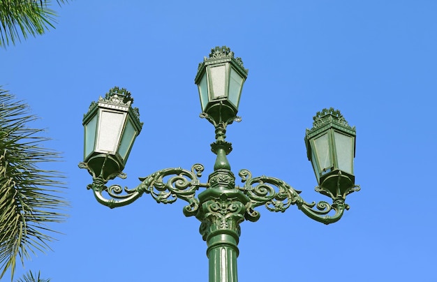 Bellissimi lampioni vintage contro il cielo blu soleggiato Foto Premium