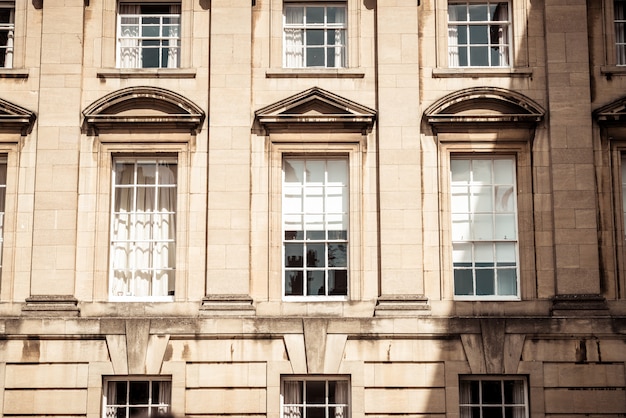 Foto belle e vintage finestre su edificio