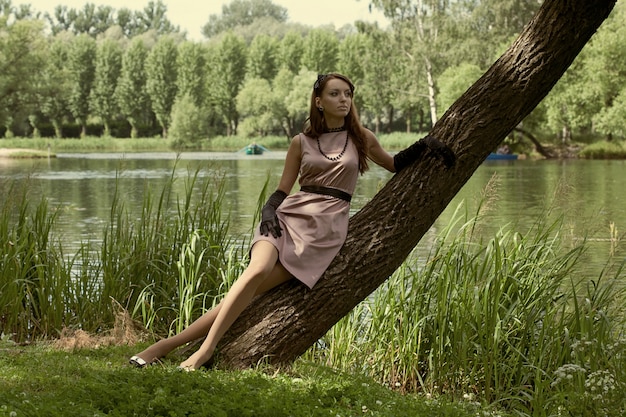 Foto bella donna vintage nel parco estivo