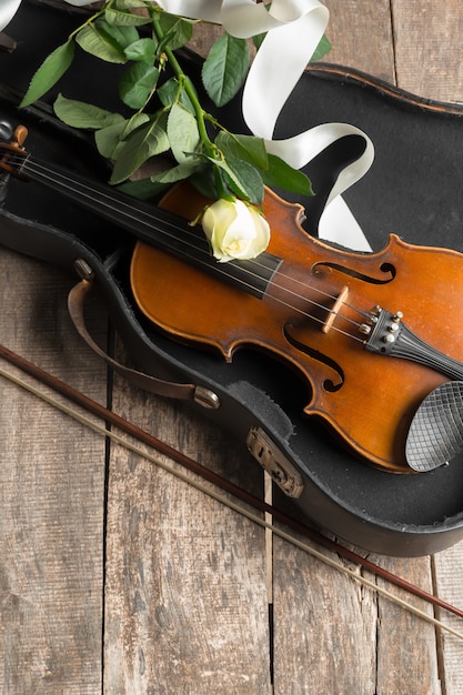 Photo beautiful violin with rose and ribbon