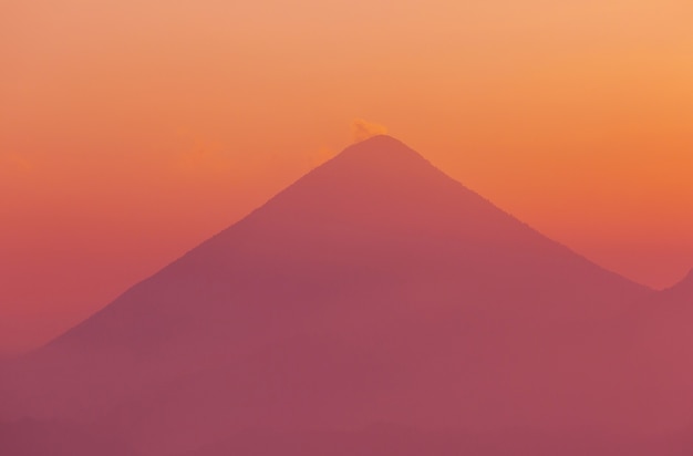 中央アメリカ、グアテマラの美しい火山の風景