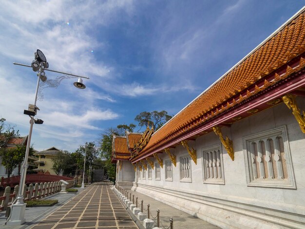 Photo the beautiful walkway outside the marble church wat benchamabophit bangkok thailand