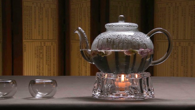 写真 テーブルの上で美味しい緑色の黒茶で透明なお茶 ⁇ の温かい写真