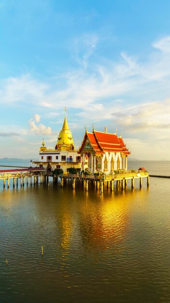 맹그로브 숲 지역에 위치한 아름다운 Wat Hong Thong, 바다 위의 웅장한 사원, Bang Pakong District, Chachoengsao, Thailand