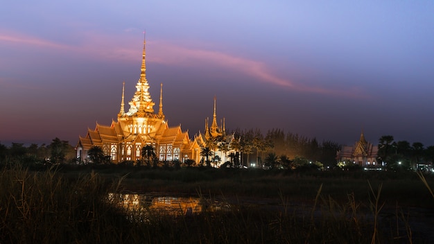 Красивый храм Ват Non Kum