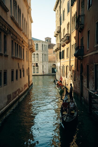 Foto bellissimi riflessi d'acqua nel piccolo canale di venezia italia dec 2021