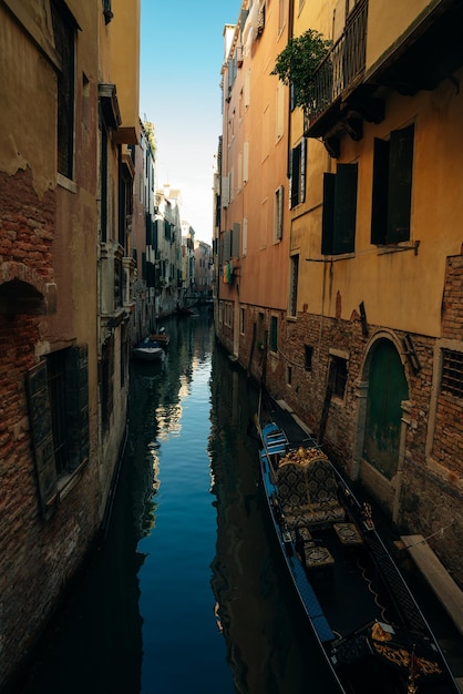 Photo beautiful water reflections in the small canal venice italy dec 2021