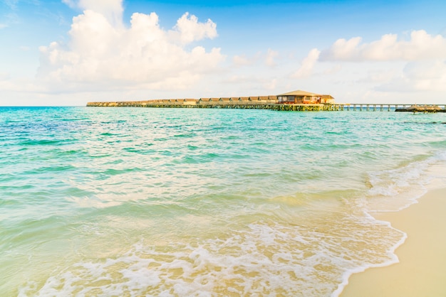 Belle ville dell'acqua nell'isola tropicale delle maldive al tempo di alba.