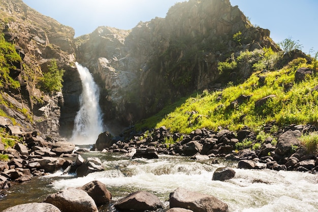 Красивый водопад в горах Алтая, Республика Алтай, Сибирь, Россия