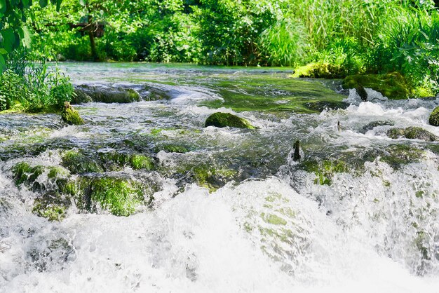 화창한 여름날의 아름다운 폭포 배경 Krka National Park 크로아티아 유럽의 아름다운 폭포 Krka National Park의 Krka 강 폭포