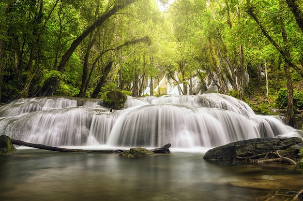 깊은 숲, Pha Tat 폭포, 칸차나 부리 주, 태국에서 아름 다운 폭포