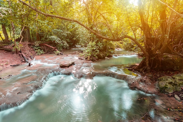 красивый водопад в лесу. Тропический и пейзажный. Путешествие и отдых в Таиланде.
