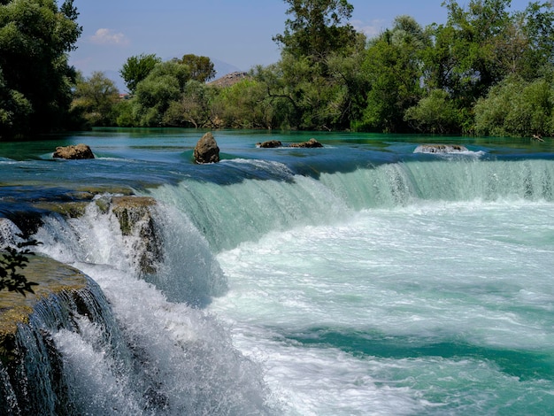 Красивый водопад в лесу