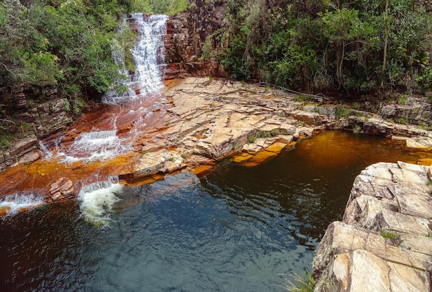 Фото Красивый водопад в горах капитолия, минас-жерайс, бразилия