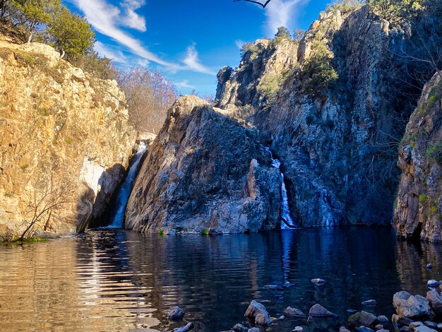 Foto bella cascata nel lago con le montagne