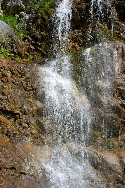 山の美しい滝 山から水が流れ落ちる