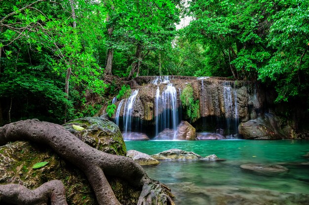 Foto bella cascata in un parco nazionale in thailandia