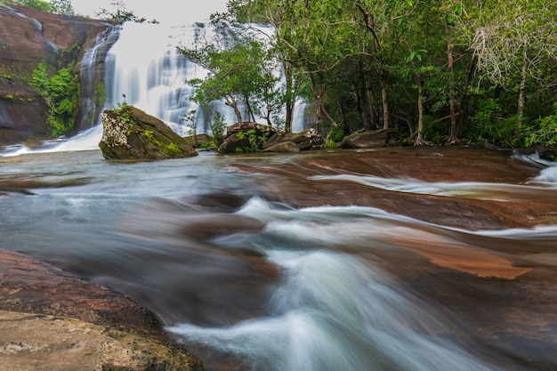 Photo beautiful waterfall in the nature