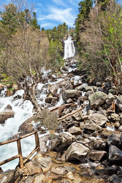 Bella cascata nei pirenei, in spagna