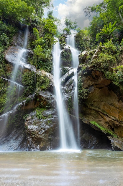 Красивый водопад в дождевом лесу Mok Fa Waterfell Changmai Thailand