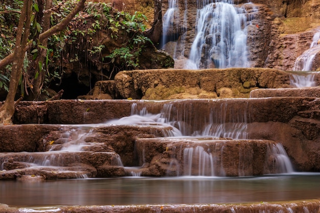 Красивый водопад в тропических лесах, провинция Канчанабури, Юго-Восточная Азия, Таиланд