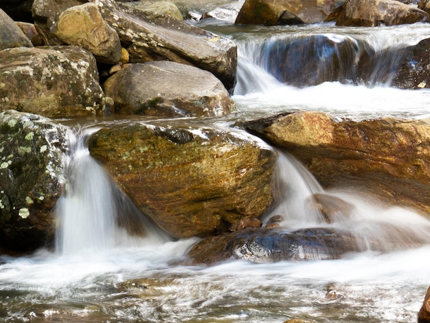 Красивый водопад с размытыми кристально чистыми водами, сфотографированный на длинной выдержке
