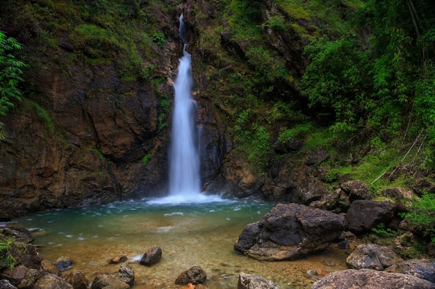 Bello waterwall nel nationalpark della provincia di kanchanaburi, thailand