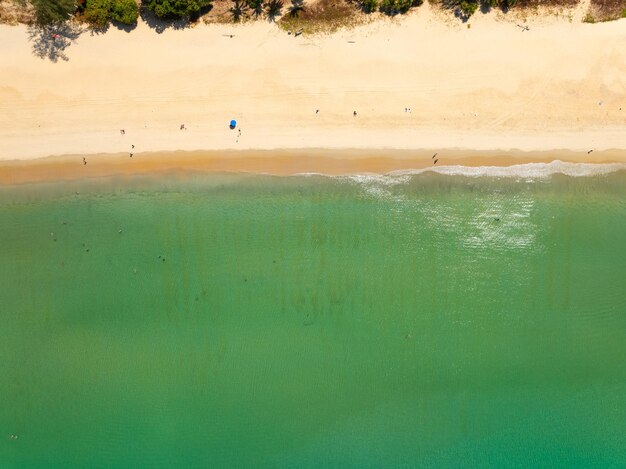 写真 晴れた夏の日の背景にある美しい海面の波