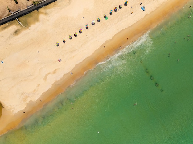 写真 晴れた夏の日の背景にある美しい海面の波