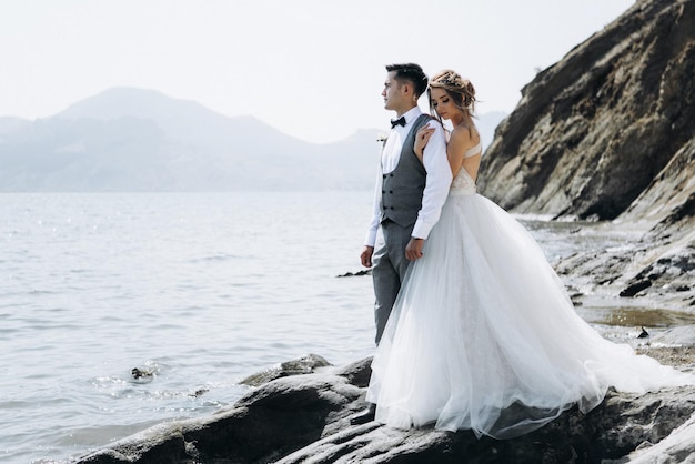Красивая свадебная пара на берегу моря