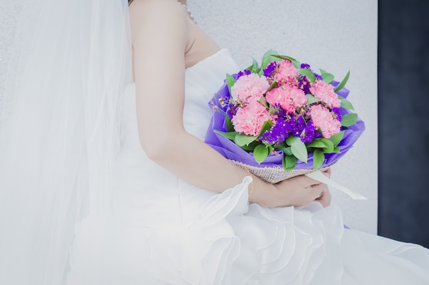 Bellissimo bouquet da sposa in mano della sposa