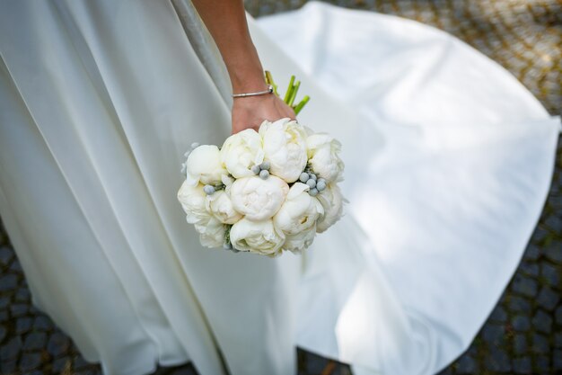 Bellissimo bouquet da sposa di fiori nelle mani degli sposi