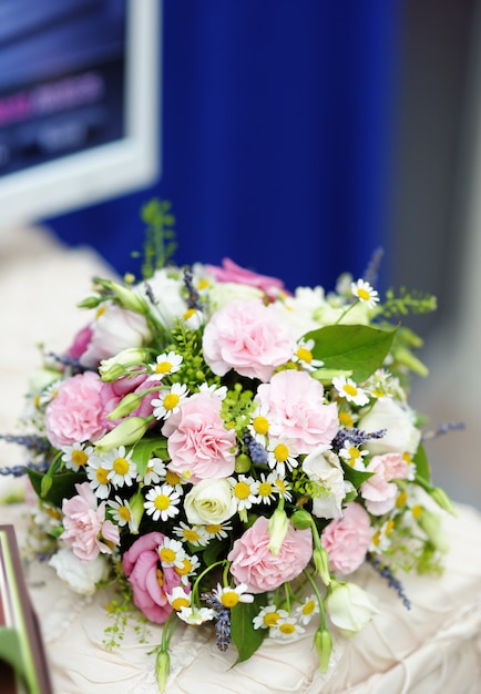 Красивый свадебный букет из полевых цветов