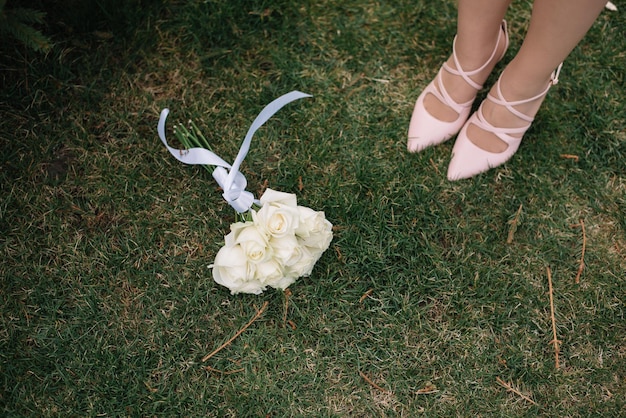 Фото Красивый свадебный букет на траве белые розы